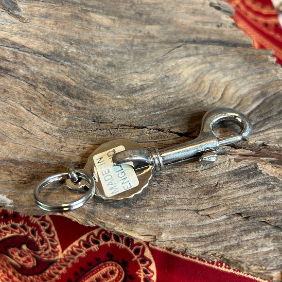 VINTAGE 1980’s BRUCE SPRINGSTEEN BOTTLE OPENER KEYCHAIN MADE IN ENGLAND - Picture 2 of 3